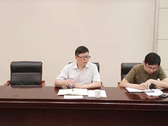 图片包含 男人, 人, 室内, 桌子描述已自动生成